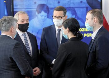 14.02.2022. Zatory. Wiceprezes Rady Ministrów, minister rolnictwa i rozwoju wsi Henryk Kowalczyk (drugi z lewej) oraz premier Mateusz Morawiecki (trzeci z prawej) podczas uroczystości podpisania umowy „Wsparcie dzieci z rodzin pegeerowskich w rozwoju cyfrowym - Granty PPGR” w Zespole Placówek Oświatowych w miejscowości Zatory / Paweł Supernak / PAP