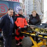 15.02.2020. Warszawa. Marszałek województwa mazowieckiego Adam Struzik (drugi z lewej) oraz członkini zarządu województwa mazowieckiego Elżbieta Lanc (druga z prawej) podczas uroczystości przekazania 8 nowoczesnych ambulansów, w tym pierwszego w województwie mazowieckim ambulansu bariatrycznego do transportu pacjentów z otyłością / PAP/Albert Zawada