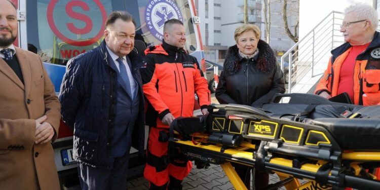 15.02.2020. Warszawa. Marszałek województwa mazowieckiego Adam Struzik (drugi z lewej) oraz członkini zarządu województwa mazowieckiego Elżbieta Lanc (druga z prawej) podczas uroczystości przekazania 8 nowoczesnych ambulansów, w tym pierwszego w województwie mazowieckim ambulansu bariatrycznego do transportu pacjentów z otyłością / PAP/Albert Zawada