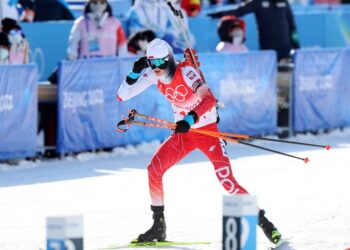 16.02.2022. Chiny. Zimowe Igrzyska Olimpijskie Pekin 2022. Polka Monika Hojnisz-Staręga na trasie biathlonowej sztafety 4x6 km kobiet / PAP/Grzegorz Momot