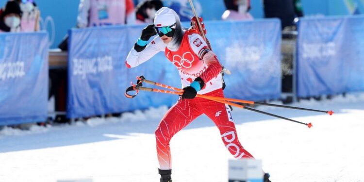 16.02.2022. Chiny. Zimowe Igrzyska Olimpijskie Pekin 2022. Polka Monika Hojnisz-Staręga na trasie biathlonowej sztafety 4x6 km kobiet / PAP/Grzegorz Momot