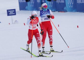 16.02.2022. Chiny. Zimowe Igrzyska Olimpijskie Pekin 2022. Polki Izabela Marcisz (z lewej) i Monika Skinder (z prawej) na trasie biegu finałowego w sprincie drużynowym techniką klasyczną kobiet. Nasze zawodniczki zajęły ostatecznie 9. miejsce / PAP/Grzegorz Momot