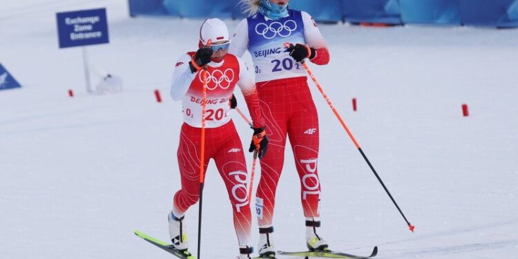 16.02.2022. Chiny. Zimowe Igrzyska Olimpijskie Pekin 2022. Polki Izabela Marcisz (z lewej) i Monika Skinder (z prawej) na trasie biegu finałowego w sprincie drużynowym techniką klasyczną kobiet. Nasze zawodniczki zajęły ostatecznie 9. miejsce / PAP/Grzegorz Momot