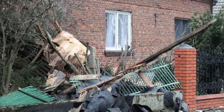 17.02.2022. Smaszków (woj. łódzkie). Zniszczenia po przejściu trąby powietrznej w miejscowości Smaszków / PAP/Roman Zawistowski