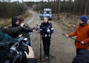 21.02.2022. Romanów. Podkomisarz Sabina Chyra-Giereś - oficer prasowy częstochowskiej policji podczas wypowiedzi dla mediów w miejscu znalezienia ciała kobiety w okolicy miejscowości Romanów / PAP/Waldemar Deska