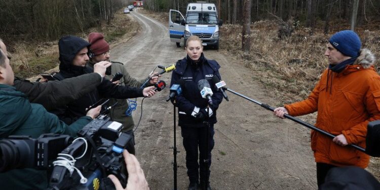 21.02.2022. Romanów. Podkomisarz Sabina Chyra-Giereś - oficer prasowy częstochowskiej policji podczas wypowiedzi dla mediów w miejscu znalezienia ciała kobiety w okolicy miejscowości Romanów / PAP/Waldemar Deska