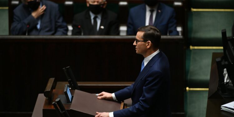 24.02.2022. Warszawa, Premier Mateusz Morawiecki przemawia na sali Sejmu w Warszawie / Marcin Obara / PAP