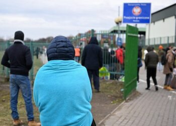 25.02.2022. Medyka. Uchodźcy na polsko-ukraińskim przejściu granicznym w Medyce / PAP/Darek Delmanowicz