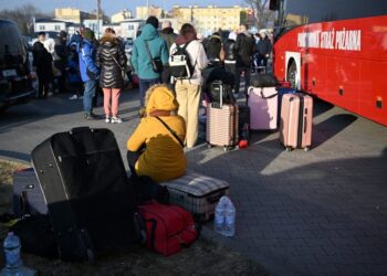 26.02.2022. Przemyśl. Miejsce pomocy dla uchodźców z Ukrainy na parkingu przy jednym ze sklepów w Przemyślu. Wiele osób oferuje uchodźcom pomoc, odbiór z granicy i darmowy transport / PAP/Darek Delmanowicz