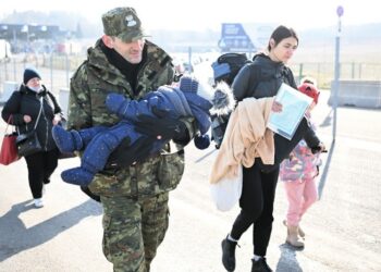 26.02.2022. Medyka. Sytuacja na przejściu granicznym w Medyce. Wiele osób, nie tylko z Polski, czeka na tych, którzy uciekają przed wojną z Ukrainy. Na samym przejściu widać głównie kobiety, które z małymi dziećmi na ręku szukają pomocy w naszym kraju / PAP/Darek Delmanowicz