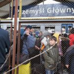 27.02.2022. Przemyśl. Uchodźcy z Ukrainy po przyjeździe pociągiem do Przemyśla. Na dworcu zorganizowano punkt pomocowy dla Ukraińców uciekających ze swojego kraju przed wojną / PAP/Darek Delmanowicz