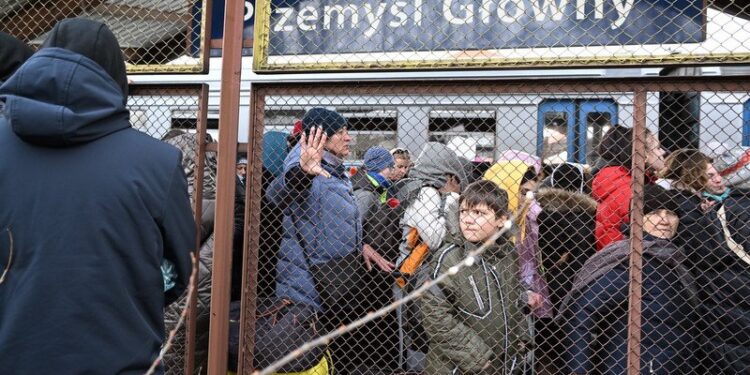 27.02.2022. Przemyśl. Uchodźcy z Ukrainy po przyjeździe pociągiem do Przemyśla. Na dworcu zorganizowano punkt pomocowy dla Ukraińców uciekających ze swojego kraju przed wojną / PAP/Darek Delmanowicz