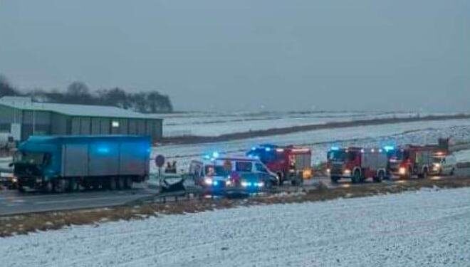 04.02.2022. Jędrzejów. Wypadek na obowdnicy / 112 Powiat Jędrzejowski