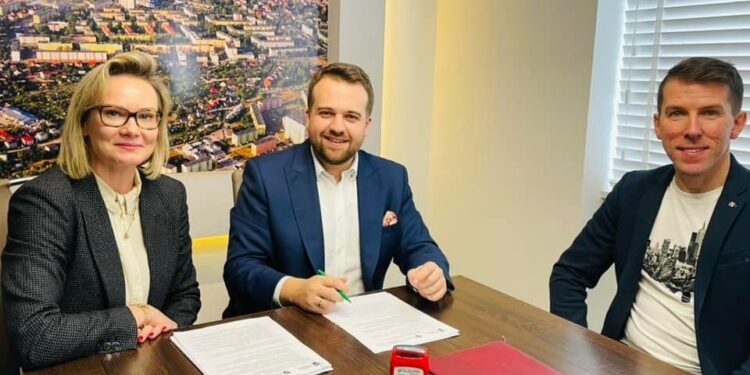 Starachowice. Na zdjęciu (od lewej): Paulina Wołodkiewicz - firma Wolters Kluwer, Marek Materek - prezydent Starachowic, Sebastian Krawczyk - kierownik referatu obsługi informatycznej / Marek Materek/Facebook