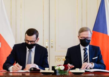 03.02.2022. Praga. Podpisanie umowy ws. funkcjonowania kopalni węgla brunatnego Turów. Na zdjęciu (od lewej): premier Mateusz Morawiecki i Petr Fiala - premier Czech / KPRM