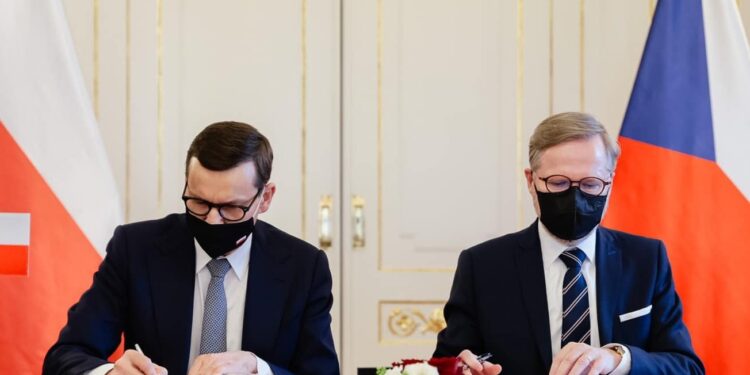 03.02.2022. Praga. Podpisanie umowy ws. funkcjonowania kopalni węgla brunatnego Turów. Na zdjęciu (od lewej): premier Mateusz Morawiecki i Petr Fiala - premier Czech / KPRM