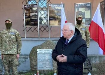 14.02.2022. Opatów. Poseł Krzysztof Lipiec przed tablica upamiętniającą AK / Krzysztof Lipiec/Facebook