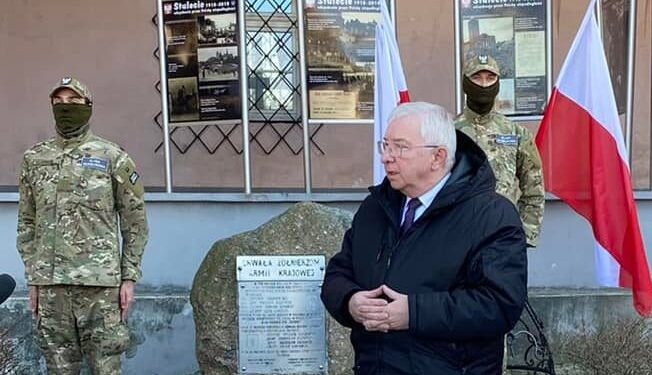 14.02.2022. Opatów. Poseł Krzysztof Lipiec przed tablica upamiętniającą AK / Krzysztof Lipiec/Facebook