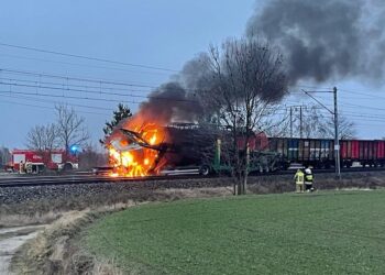 10.02.2022. Wymysłowo. Zderzenie ciężarówki z pociągiem towarowym / Komenda Powiatowa Policji w Gnieźnie