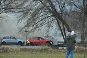 20.02.2022. Końskie. Pożar na złomowisku samochodów / Magdalena Galas-Klusek / Radio Kielce