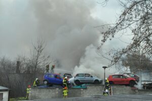 20.02.2022. Końskie. Pożar na złomowisku samochodów / Magdalena Galas-Klusek / Radio Kielce