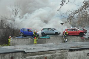 20.02.2022. Końskie. Pożar na złomowisku samochodów / Magdalena Galas-Klusek / Radio Kielce