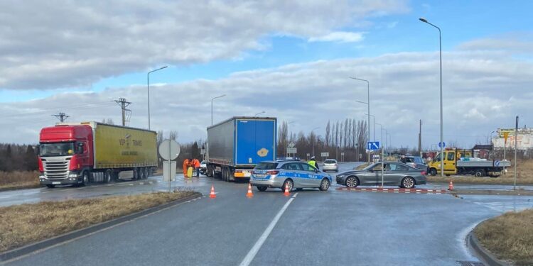 23.02.2022. Końskie. Wypadek na obwodnicy / Eryk Kieszek