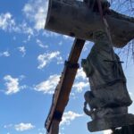 26.02.2020. Skalbmierz. Demontaż figury św. Dominika / UMiG Skalbmierz