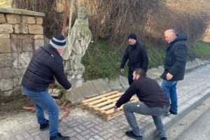 26.02.2020. Skalbmierz. Demontaż figury św. Dominika / UMiG Skalbmierz