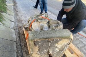 26.02.2020. Skalbmierz. Demontaż figury św. Dominika / UMiG Skalbmierz