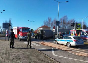 24.02.2022. Ostrowiec Św. Zderzenie auta osobowego i ciężarówki WOT / Ratownictwo Powiatu Ostrowieckiego