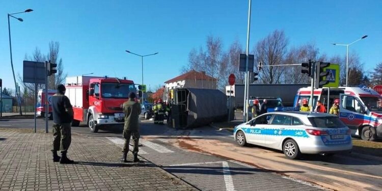 24.02.2022. Ostrowiec Św. Zderzenie auta osobowego i ciężarówki WOT / Ratownictwo Powiatu Ostrowieckiego