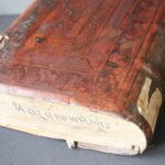 08.02.2022. Sandomierz. Magazyn starodruków Biblioteki Diecezjalnej w Sandomierzu. Na zdjęciu: książka klasztoru bernardynów z Kazanowa: zbiór komedii Terencjusza wydany w Muguncji w 1528 roku, z bogato zdobioną karta tytułową. / Biblioteka Diecezjalna w Sandomierzu