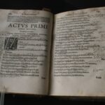 08.02.2022. Sandomierz. Magazyn starodruków Biblioteki Diecezjalnej w Sandomierzu. Na zdjęciu: książka klasztoru bernardynów z Kazanowa: zbiór komedii Terencjusza wydany w Muguncji w 1528 roku, z bogato zdobioną karta tytułową. / Biblioteka Diecezjalna w Sandomierzu