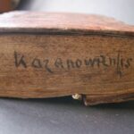 08.02.2022. Sandomierz. Magazyn starodruków Biblioteki Diecezjalnej w Sandomierzu. Na zdjęciu: książka klasztoru bernardynów z Kazanowa: zbiór komedii Terencjusza wydany w Muguncji w 1528 roku, z bogato zdobioną karta tytułową. / Biblioteka Diecezjalna w Sandomierzu