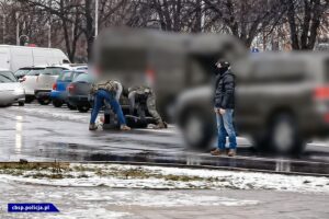 CBŚP zatrzymało 15 osób (16 osób objęto zarzutami) podejrzanych o wyłudzenie podatku VAT w zakresie usług transportowych i reklamowych / CBŚP