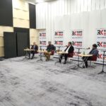 20.02.2022. Kielce. Studio Polityczne Radia Kielce. Na zdjęciu (od lewej): Radosław Podsiadły - Radio Kielce, Andrzej Kryj - poseł PiS, Mateusz Iwan - Konfederacja, Michał Skotnicki - PSL, Filip Strząbała - Nowa Lewica, Wiktor Pytlak - Platforma Obywatelska / Sebastian Kalwat / Radio Kielce