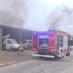 25.02.2022. Skarżysko-Kamienna. Pożar hali magazynowej / KP PSP Skarżysko