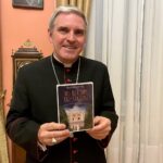 04.02.2022. Sandomierz. Biskup Krzysztof Nitkiewicz z audiobookiem „Nie jesteśmy tacy straszni. Biskup Włóczyński i jego drużyna” / Grażyna Szlęzak-Wójcik / Radio Kielce