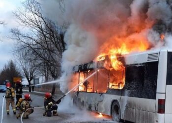 08.02.2022. Skarżysko-Kamienna. Pożar autobusu MPK / PSP Skarzysko