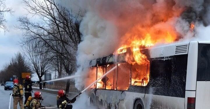 08.02.2022. Skarżysko-Kamienna. Pożar autobusu MPK / PSP Skarzysko