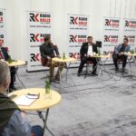 20.02.2022. Kielce. Studio Polityczne Radia Kielce. Na zdjęciu (od lewej): Radosław Podsiadły - Radio Kielce, Andrzej Kryj - poseł PiS, Mateusz Iwan - Konfederacja, Michał Skotnicki - PSL, Filip Strząbała - Nowa Lewica, Wiktor Pytlak - Platforma Obywatelska / Sebastian Kalwat / Radio Kielce