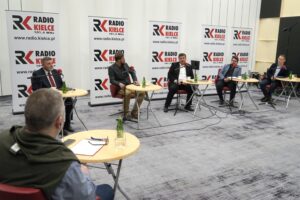 20.02.2022. Kielce. Studio Polityczne Radia Kielce. Na zdjęciu (od lewej): Radosław Podsiadły - Radio Kielce, Andrzej Kryj - poseł PiS, Mateusz Iwan - Konfederacja, Michał Skotnicki - PSL, Filip Strząbała - Nowa Lewica, Wiktor Pytlak - Platforma Obywatelska / Sebastian Kalwat / Radio Kielce