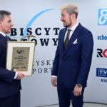 70. Plebiscyt Sportowy - Świętokrzyskie Gwiazdy Sportu 2021. Na zdjęciu (od lewej): Stanisław Wróbel - Redaktor Naczelny „Echa Dnia”, Alex Dujszebajew - Łomża Vive Kielce - 1. miejsce w kategorii Sportowiec Roku / Echo Dnia