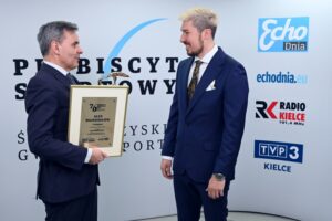 70. Plebiscyt Sportowy - Świętokrzyskie Gwiazdy Sportu 2021. Na zdjęciu (od lewej): Stanisław Wróbel - Redaktor Naczelny „Echa Dnia”, Alex Dujszebajew - Łomża Vive Kielce - 1. miejsce w kategorii Sportowiec Roku / Echo Dnia