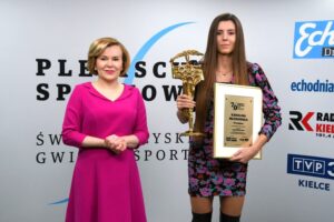 70. Plebiscyt Sportowy - Świętokrzyskie Gwiazdy Sportu 2021. Na zdjęciu (od lewej): Anna Krupka - wiceminister sportu, Karolina Młodawska, KKL Kielce - 3. miejsce w kategorii Sportowiec Roku / Echo Dnia