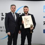 70. Plebiscyt Sportowy - Świętokrzyskie Gwiazdy Sportu 2021. Na zdjęciu (od lewej): Stanisław Wróbel - Redaktor Naczelny „Echa Dnia”, Sebastian Batkowski - NOSAN Kielce - 8. miejsce w kategorii Sportowiec Roku / Echo Dnia