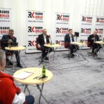 27.02.2022. Kielce. Studio Polityczne Radia Kielce. Na zdjęciu (od lewej): Radosław Podsiadły - Radio Kielce, Tomasz Pleban - PiS, Krzysztof Sławiński - Platforma Obywatelska, Łukasz Wasilewski - Konfederacja, Czesław Siekierski PSL, Artur Pejas - Nowa Lewica / Sebastian Kalwat / Radio Kielce