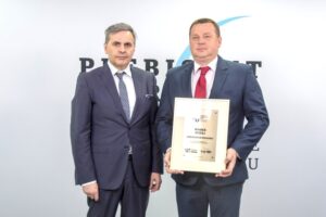 70. Plebiscyt Sportowy - Świętokrzyskie Gwiazdy Sportu 2021. Na zdjęciu (od lewej): Stanisław Wróbel - Redaktor Naczelny „Echa Dnia”, Marek Rożej - Ambasador Regionu / Echo Dnia