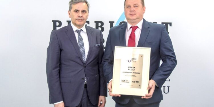 70. Plebiscyt Sportowy - Świętokrzyskie Gwiazdy Sportu 2021. Na zdjęciu (od lewej): Stanisław Wróbel - Redaktor Naczelny „Echa Dnia”, Marek Rożej - Ambasador Regionu / Echo Dnia